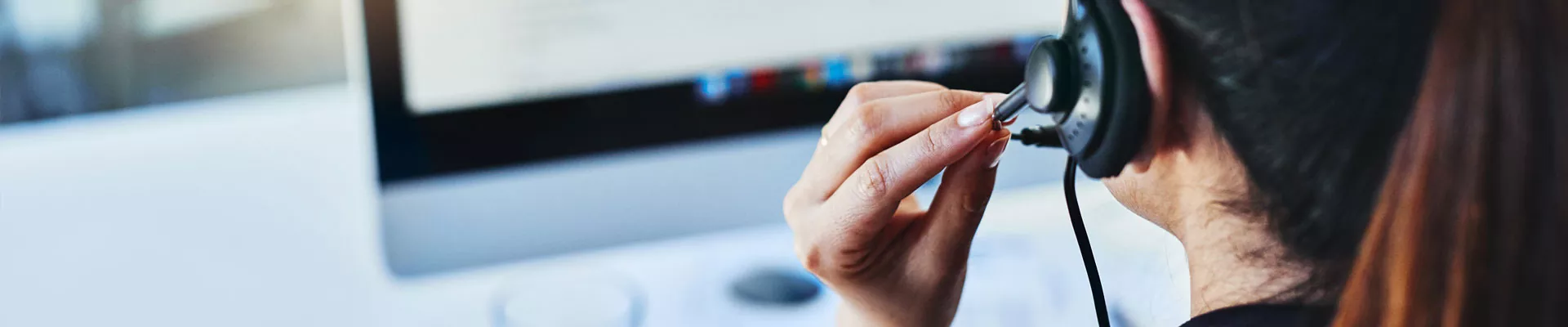 Déan teagmháil linn