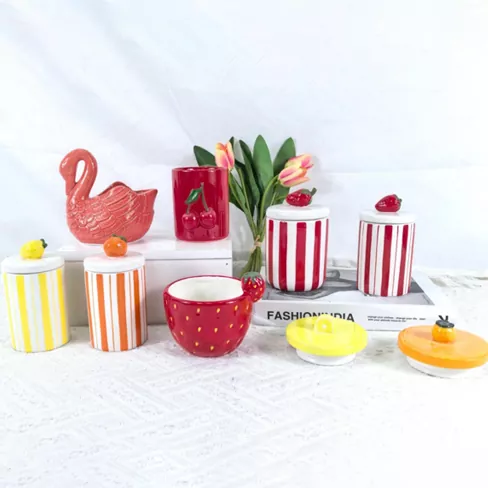 Sealbhóir coinnle ceirmeach bláthanna agus torthaí múnlaithe